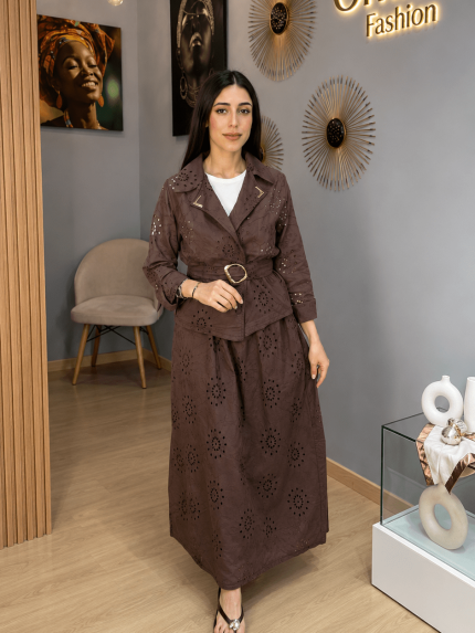Ensemble femme marron chic avec veste ceinturée ajourée et jupe longue élégante
