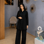 Ensemble femme noir chic avec chemise longue fluide et pantalon large élégant