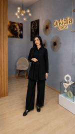 Ensemble femme noir chic avec chemise longue fluide et pantalon large élégant