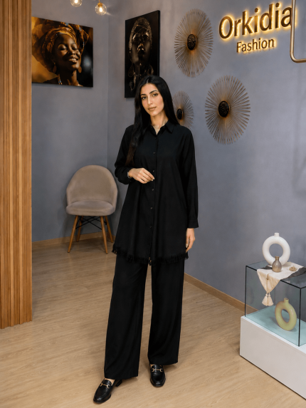 Ensemble femme noir chic avec chemise longue fluide et pantalon large élégant