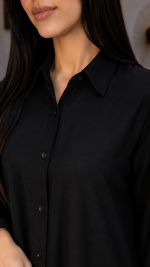 Ensemble femme noir chic avec chemise longue fluide et pantalon large élégant