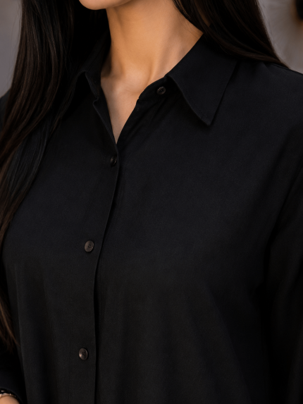 Ensemble femme noir chic avec chemise longue fluide et pantalon large élégant