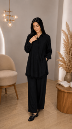 Ensemble femme noir chic avec chemise longue fluide et pantalon large élégant