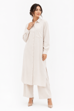 Ensemble femme beige écru composé d’une chemise longue boutonnée et d’un pantalon large.