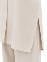 Ensemble femme beige écru composé d’une chemise longue boutonnée et d’un pantalon large.