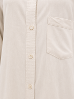 Ensemble femme beige écru composé d’une chemise longue boutonnée et d’un pantalon large.