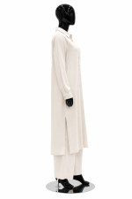 Vue de profil ensemble femme beige élégant pour femme.
