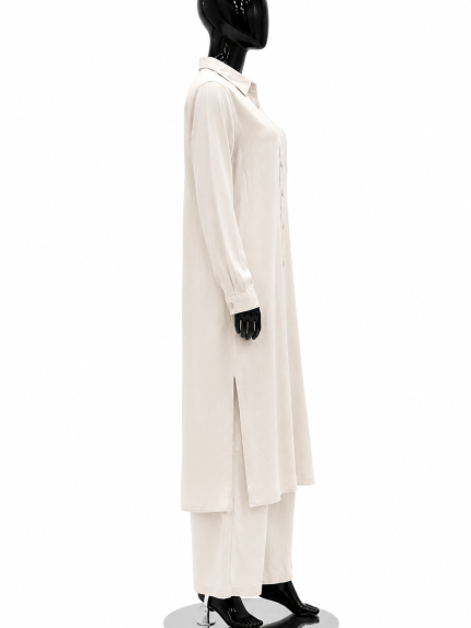 Vue de profil ensemble femme beige élégant pour femme.