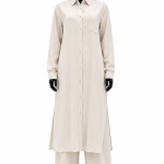 Ensemble femme beige écru composé d’une chemise longue boutonnée et d’un pantalon large.