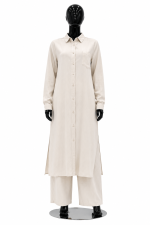 Ensemble femme beige écru composé d’une chemise longue boutonnée et d’un pantalon large.