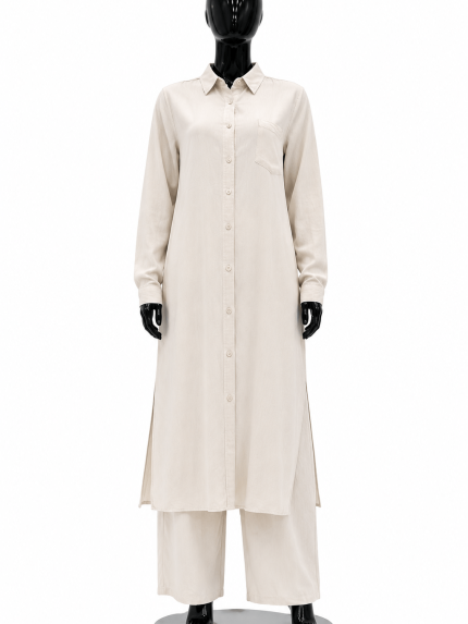 Ensemble femme beige écru composé d’une chemise longue boutonnée et d’un pantalon large.
