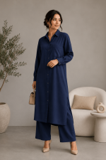 Ensemble femme bleu marine composé d’une chemise longue boutonnée et d’un pantalon large élégant.