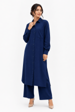 Ensemble femme bleu marine composé d’une chemise longue boutonnée et d’un pantalon large élégant.