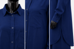 Ensemble femme bleu marine composé d’une chemise longue boutonnée et d’un pantalon large élégant.