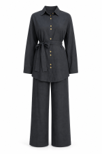 Ensemble femme noir avec chemisier long ceinturé et pantalon large élégant