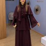 Ensemble femme bordeaux avec haut fluide élégant et pantalon large assorti
