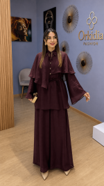 Ensemble femme bordeaux avec haut fluide élégant et pantalon large assorti