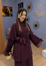 Ensemble femme bordeaux avec haut fluide élégant et pantalon large assorti