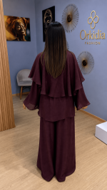Ensemble femme bordeaux avec haut fluide élégant et pantalon large assorti