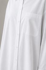 Chemise longue femme blanche oversize avec col classique et coupe tunique élégante