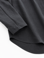 Ensemble femme noir avec chemisier long ceinturé et pantalon large élégant