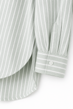 Chemise femme oversize vert sauge à rayures blanches avec manches longues et coupe fluide