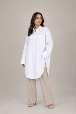 Chemise longue femme blanche oversize avec col classique et coupe tunique élégante