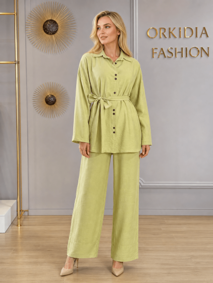 Ensemble femme vert olive avec chemisier ceinturé et pantalon large élégant