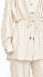 Ensemble femme beige clair avec chemisier ceinturé et pantalon large fluide