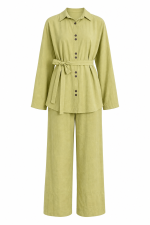 Ensemble femme vert olive avec chemisier ceinturé et pantalon large élégant