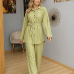 Ensemble femme vert olive avec chemisier ceinturé et pantalon large élégant
