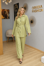 Ensemble femme vert olive avec chemisier ceinturé et pantalon large élégant