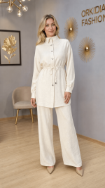 Ensemble femme beige clair avec chemisier ceinturé et pantalon large fluide