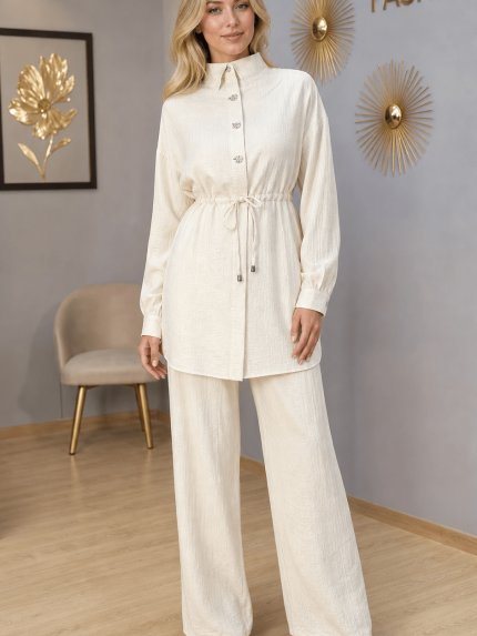 Ensemble femme beige clair avec chemisier ceinturé et pantalon large fluide