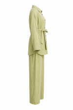 Ensemble femme vert olive avec chemisier ceinturé et pantalon large élégant