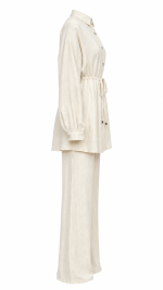 Ensemble femme beige clair avec chemisier ceinturé et pantalon large fluide