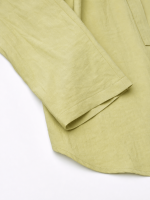 Ensemble femme vert olive avec chemisier ceinturé et pantalon large élégant