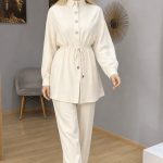 Ensemble femme beige clair avec chemisier ceinturé et pantalon large fluide