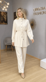 Ensemble femme beige clair avec chemisier ceinturé et pantalon large fluide
