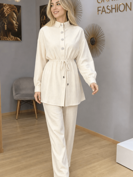 Ensemble femme beige clair avec chemisier ceinturé et pantalon large fluide