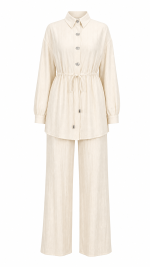 Ensemble femme beige clair avec chemisier ceinturé et pantalon large fluide
