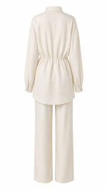 Ensemble femme beige clair avec chemisier ceinturé et pantalon large fluide