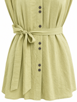 Ensemble femme vert olive avec chemisier ceinturé et pantalon large élégant