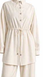 Ensemble femme beige clair avec chemisier ceinturé et pantalon large fluide
