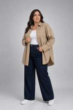 Chemise longue femme beige oversize avec col classique, boutons devant, poche poitrine et manches longues