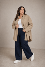 Chemise longue femme beige oversize avec col classique, boutons devant, poche poitrine et manches longues