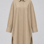Chemise longue femme beige oversize avec col classique, boutons devant, poche poitrine et manches longues