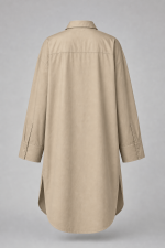 Chemise longue femme beige oversize avec col classique, boutons devant, poche poitrine et manches longues