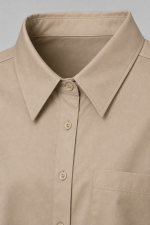Chemise longue femme beige oversize avec col classique, boutons devant, poche poitrine et manches longues