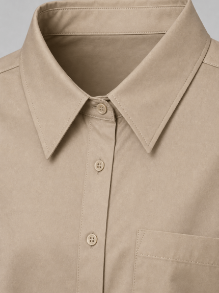Chemise longue femme beige oversize avec col classique, boutons devant, poche poitrine et manches longues